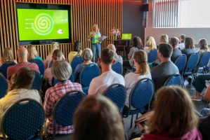 06.06.2026 Sparkassenarena Jena: Vortrag
“Raus aus dem Stresskarussell -
mit Hypnose”